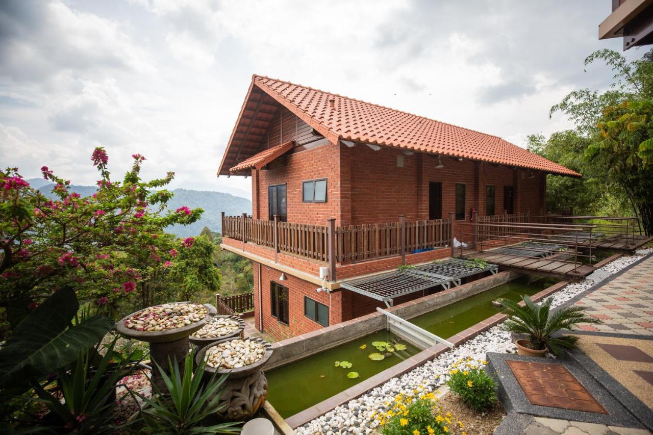Red House The Garden Stay In Bukit Tinggi By Play Bentong Exterior photo