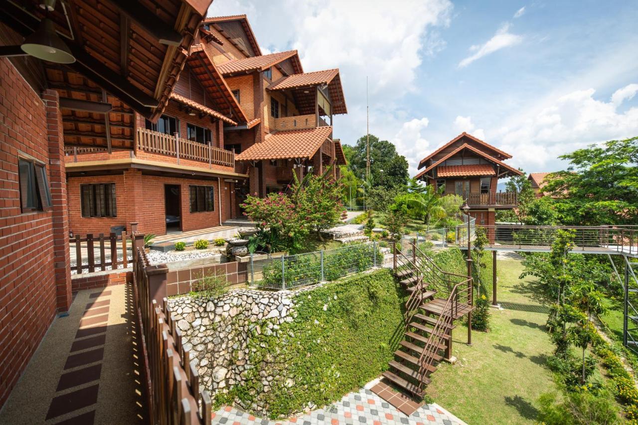 Red House The Garden Stay In Bukit Tinggi By Play Bentong Exterior photo
