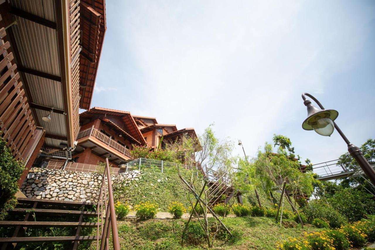 Red House The Garden Stay In Bukit Tinggi By Play Bentong Exterior photo