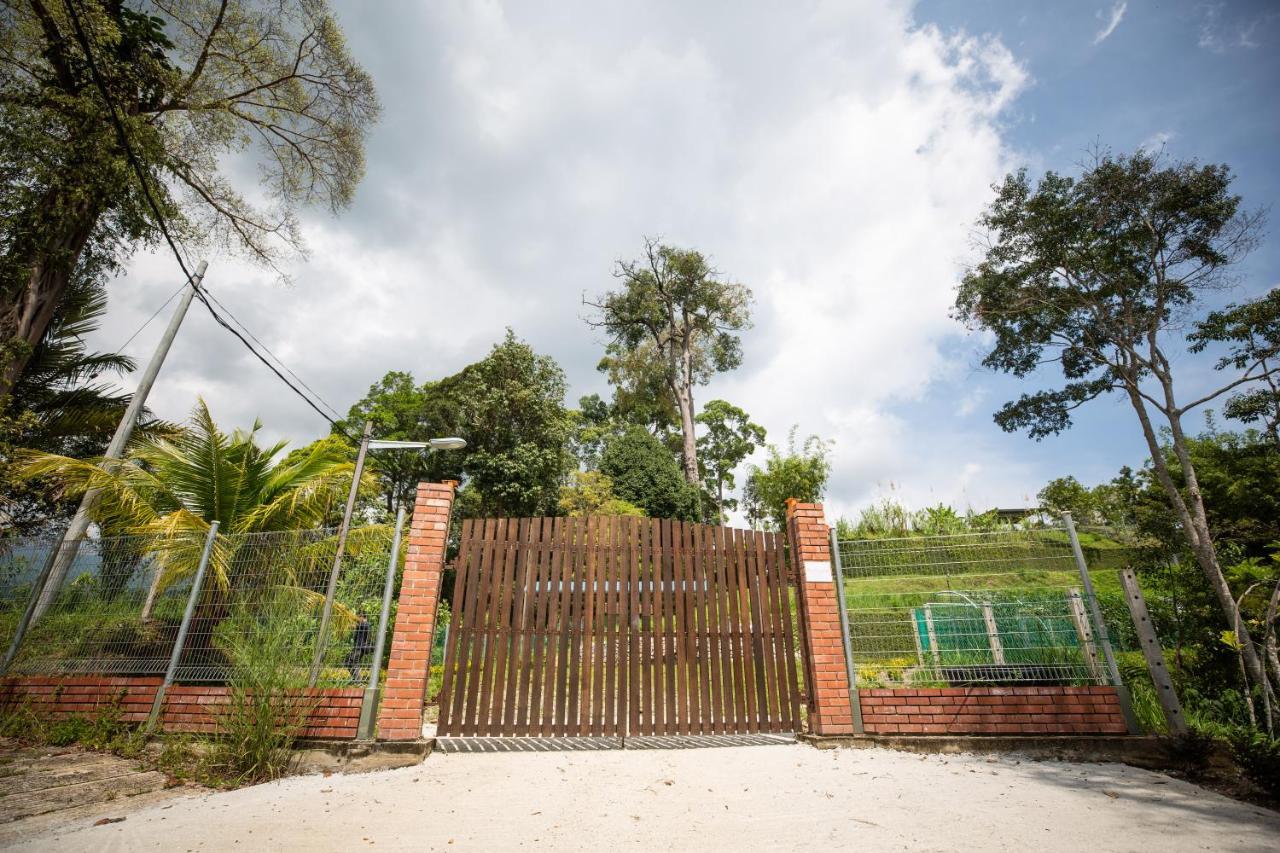 Red House The Garden Stay In Bukit Tinggi By Play Bentong Exterior photo