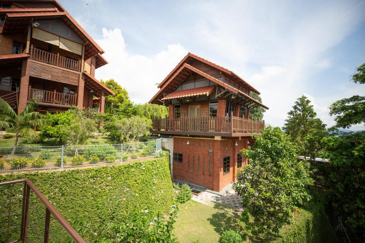 Red House The Garden Stay In Bukit Tinggi By Play Bentong Exterior photo