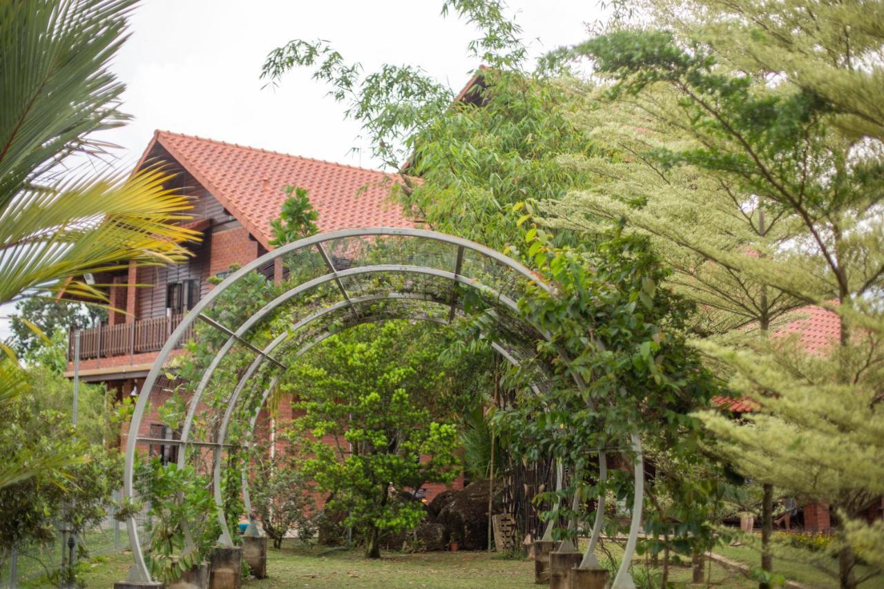 Red House The Garden Stay In Bukit Tinggi By Play Bentong Exterior photo